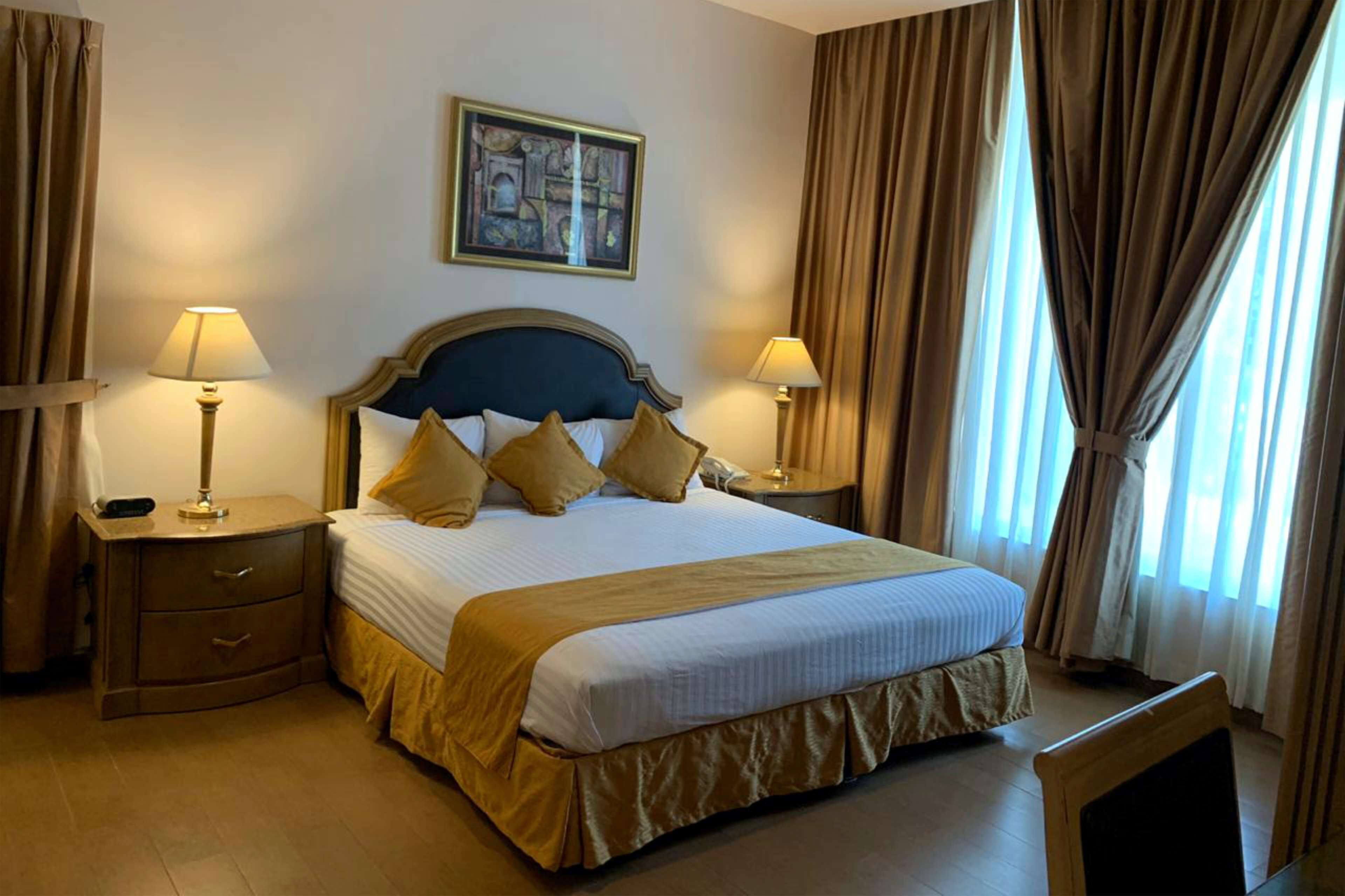 junior suite, 1 king bed, non smoking, kitchen | 1 bedroom, in-room safe, desk, iron/ironing board
