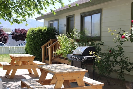 BBQ/picnic area. El Rancho Motel