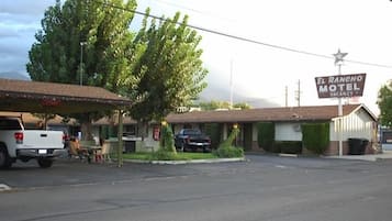 El Rancho Motel offers a simple, single-story accommodation with a flat roof and parking area.