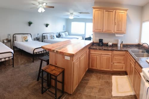 Family House | Egyptian cotton sheets, premium bedding, down duvets, free WiFi