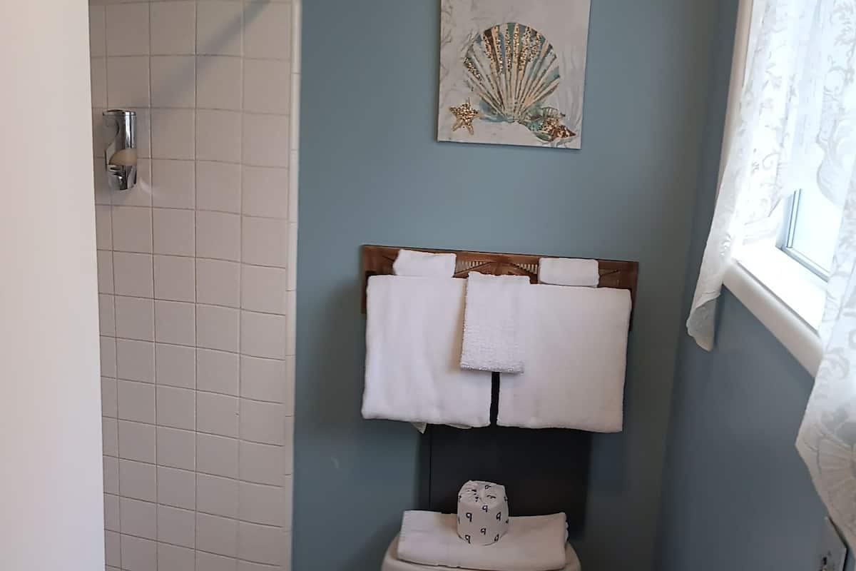 룸, 킹사이즈침대 1개 | 욕실 | 헤어드라이어, 타월, 비누, 샴푸