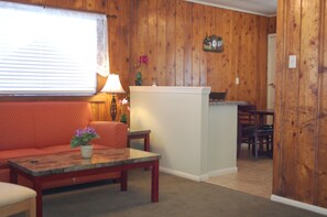 Deluxe Bungalow | Living room | 50-inch Smart TV with satellite channels, Netflix, Hulu - El Rancho Motel (Bishop)