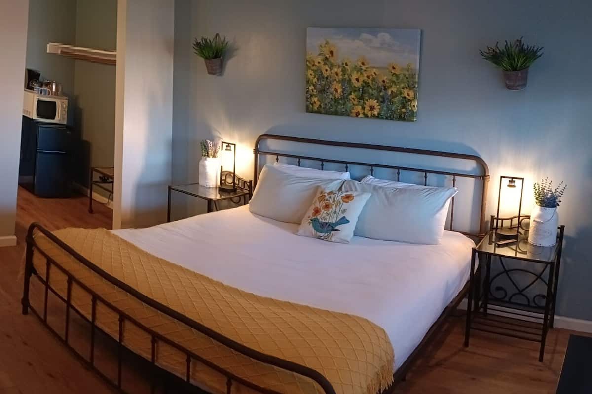 Deluxe-huone, 1 suuri parisänky | Egyptinpuuvillaiset lakanat, ylelliset vuodevaatteet, untuvapeitot