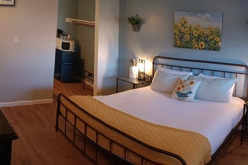 Deluxe King with Bath | Egyptian cotton sheets, premium bedding, down duvets, free WiFi