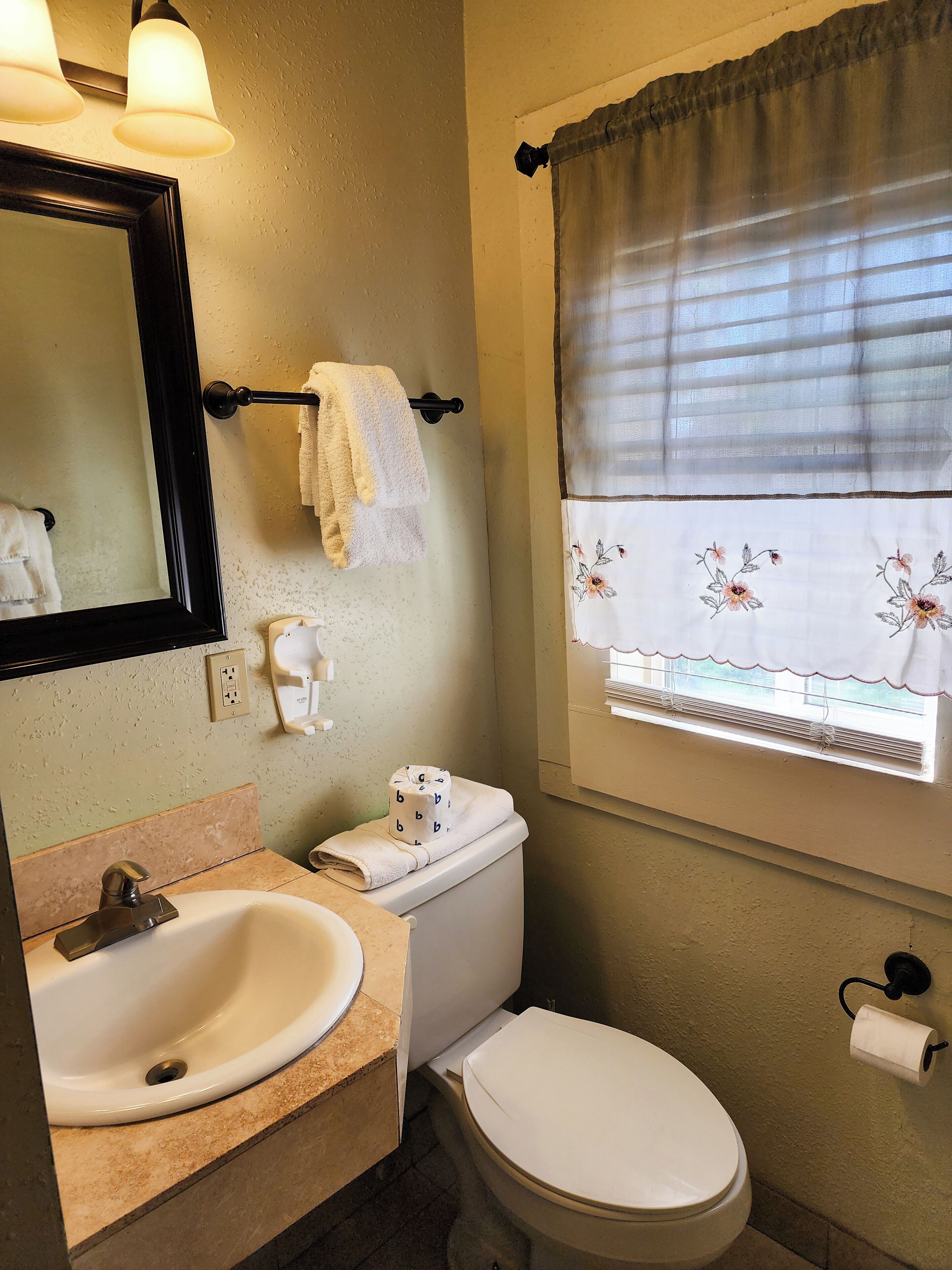 Bungalow, 2 Bedrooms, Kitchen | Bathroom | Hair dryer, towels, soap, shampoo