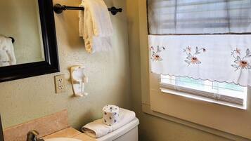 Bungalow, 2 Bedrooms, Kitchen | Bathroom | Hair dryer, towels, soap, shampoo