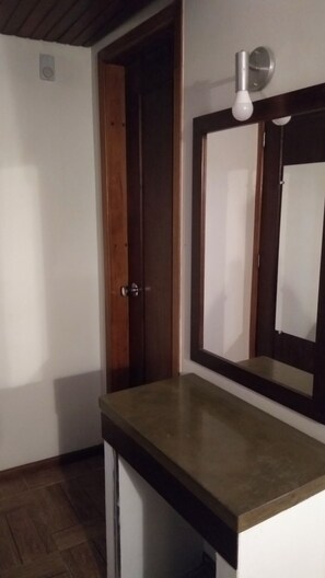 스탠다드 아파트, 싱글침대 2개 | 미니바, 책상, 암막 커튼, 무료 WiFi