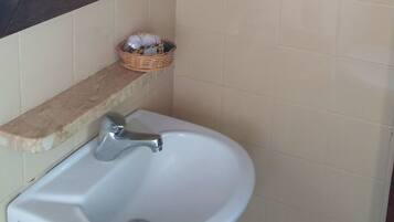 Apartamento standard, 2 camas de solteiro | Banheiro | Chuveiro, secador de cabelo (mediante solicitação), toalhas de banho