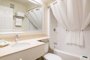 Standard-Doppelzimmer, 2 Queen-Betten | Badezimmer | Duschwanne, Komfortbadewanne, kostenlose Toilettenartikel, Haartrockner