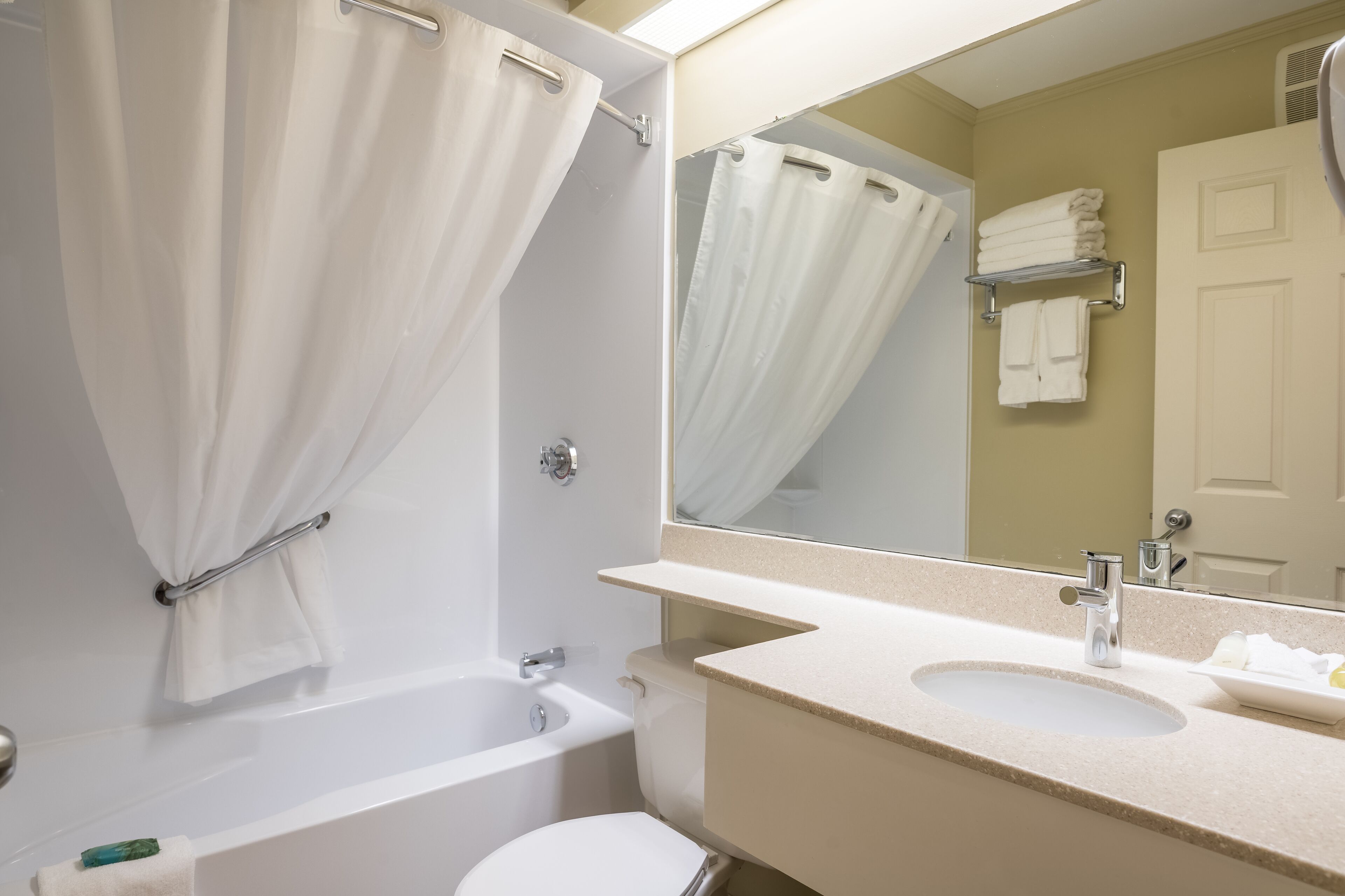 combined shower/bathtub, deep-soaking bathtub, free toiletries