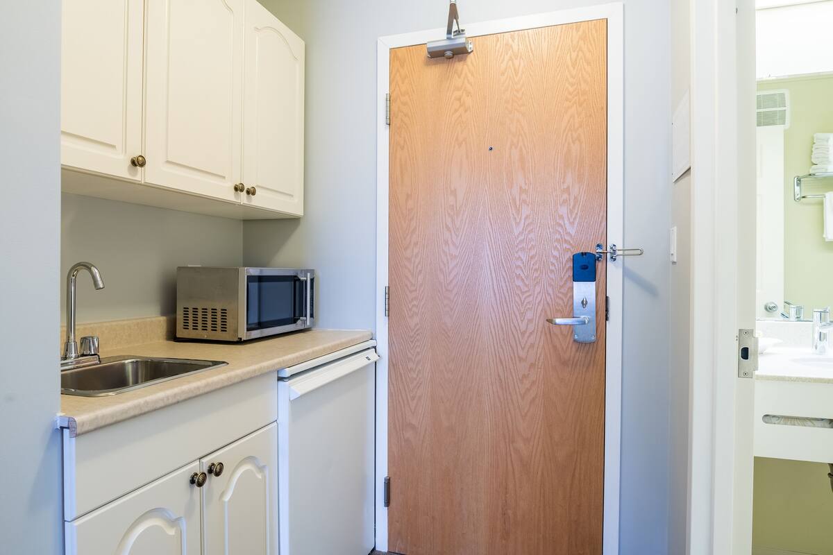 fridge, coffee/tea maker