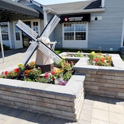 Amsterdam Inn & Suites, an Ascend Collection Hotel