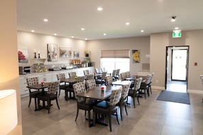 Desayuno de autoservicio incluido todos los días