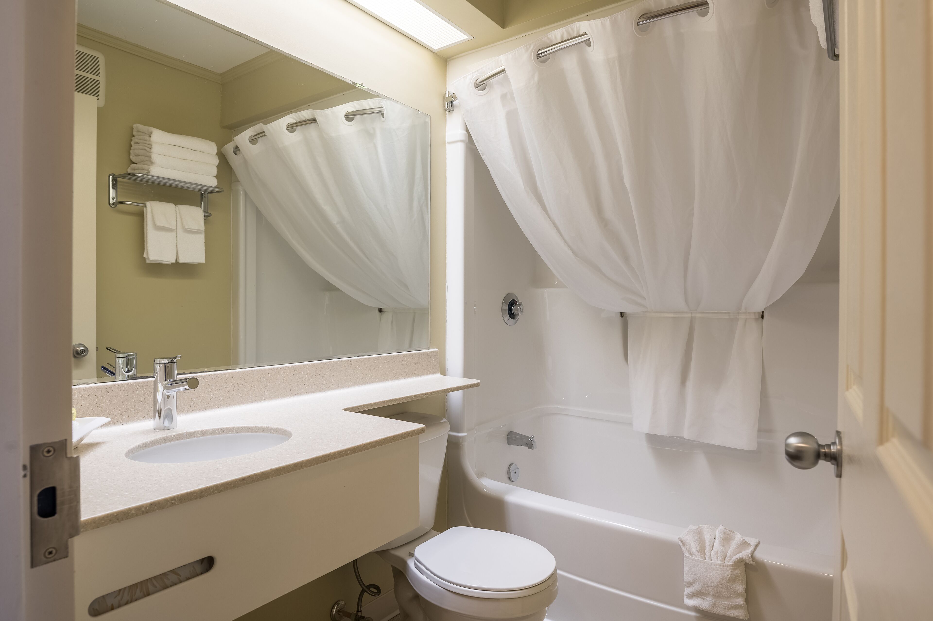 combined shower/bathtub, deep-soaking bathtub, free toiletries