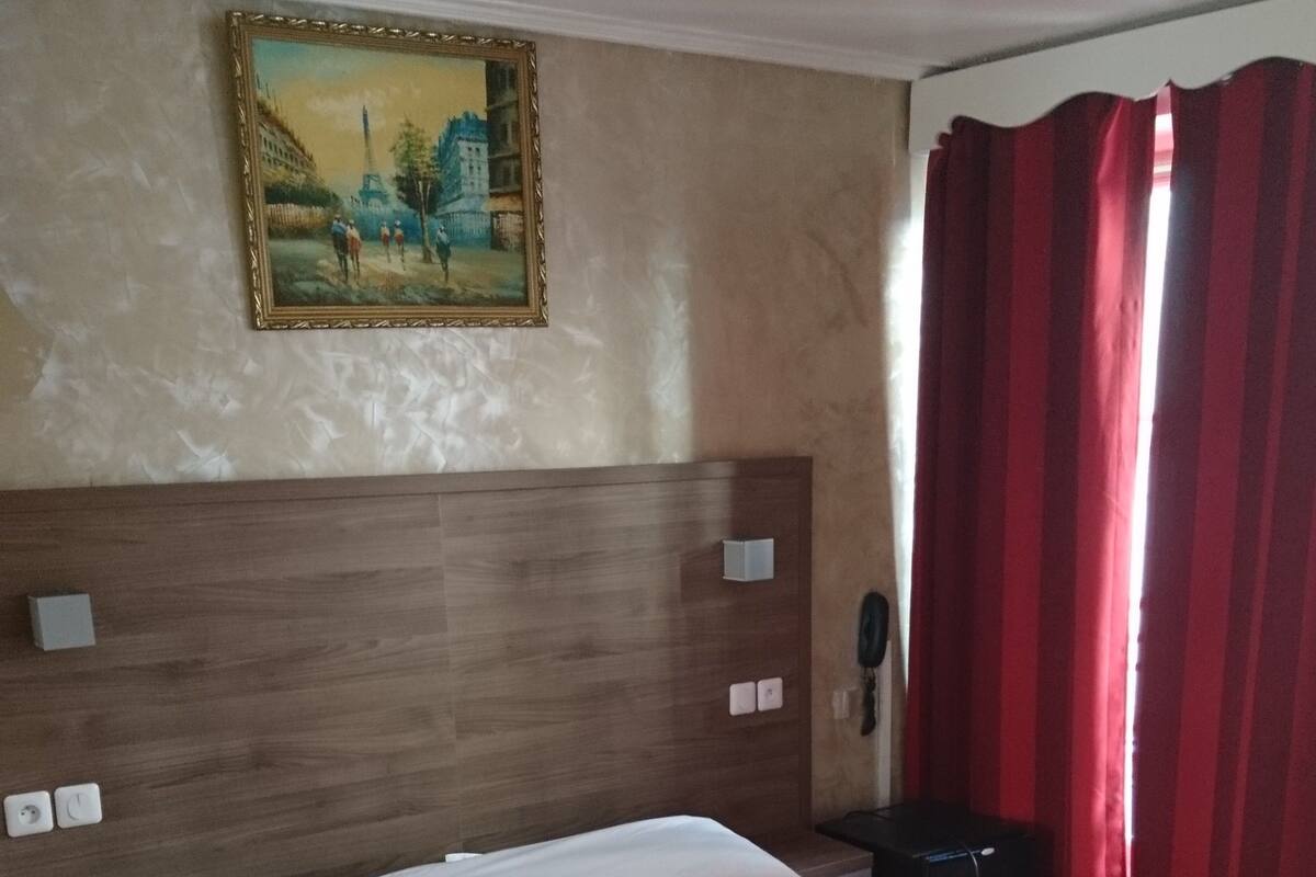In-room safe, desk, free WiFi