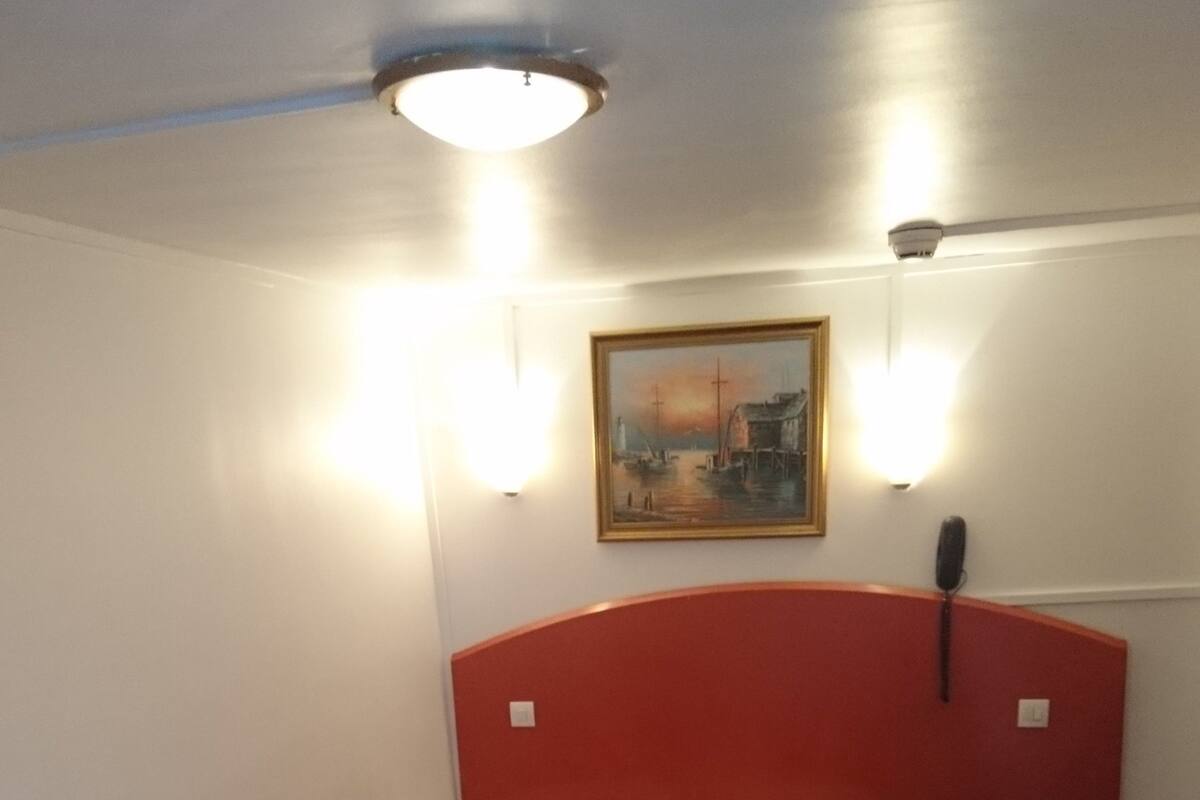 In-room safe, desk, free WiFi