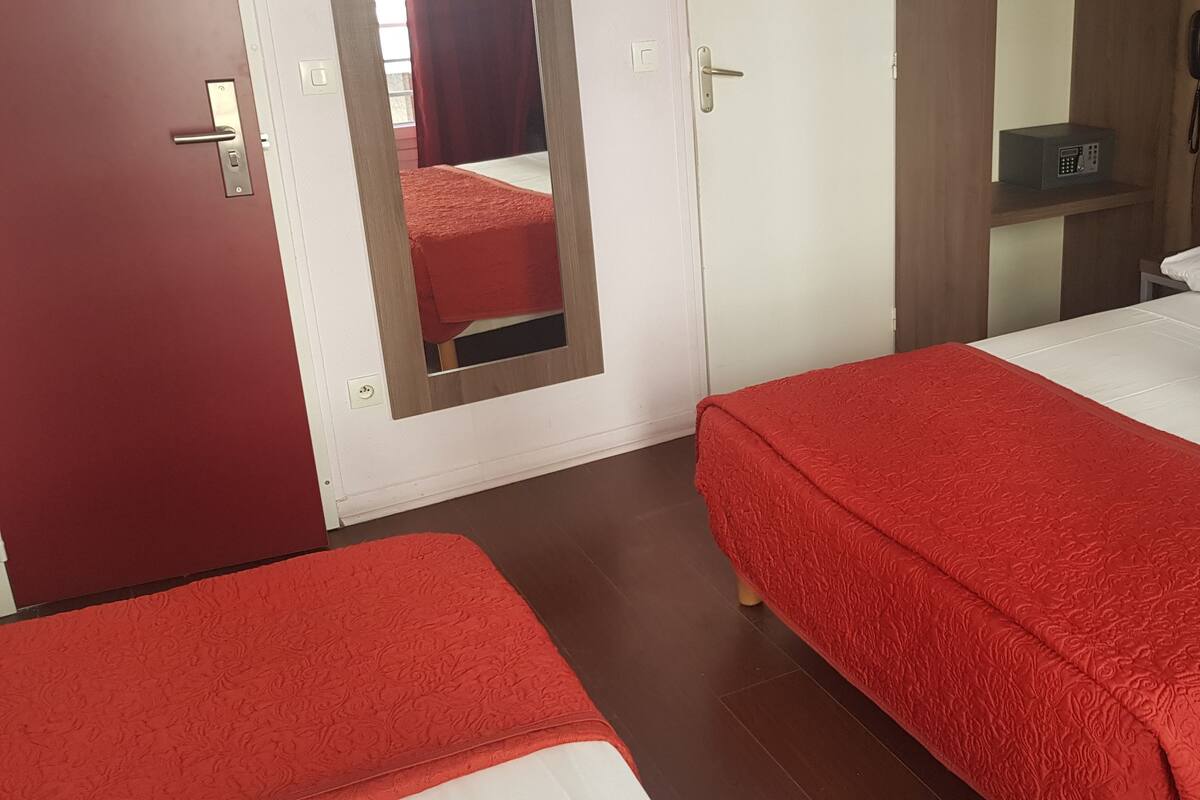 In-room safe, desk, free WiFi