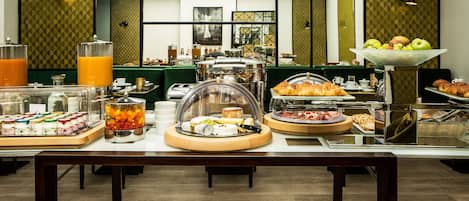 TĂ€gliches FrĂŒhstĂŒcksbuffet (25 EUR pro Person)