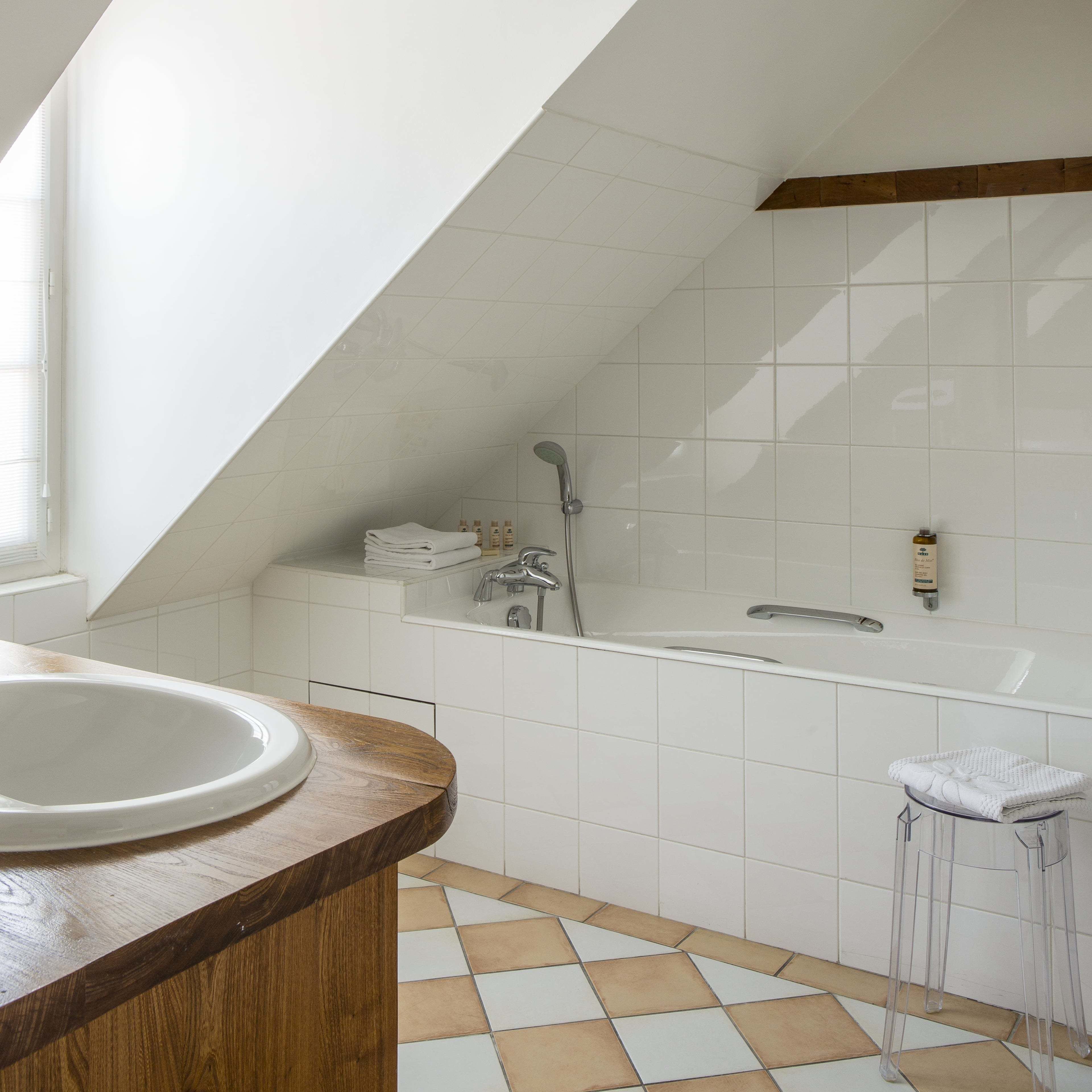 junior suite | bathroom | free toiletries, hair dryer, bathrobes, towels