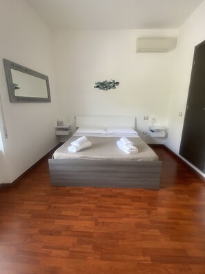 Standard Double Room (Levante 1) | Pillowtop beds, free WiFi, bed sheets - Sol Levante (Riomaggiore)
