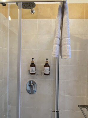 Ducha, artículos de tocador gratuitos, secador de pelo, bidet