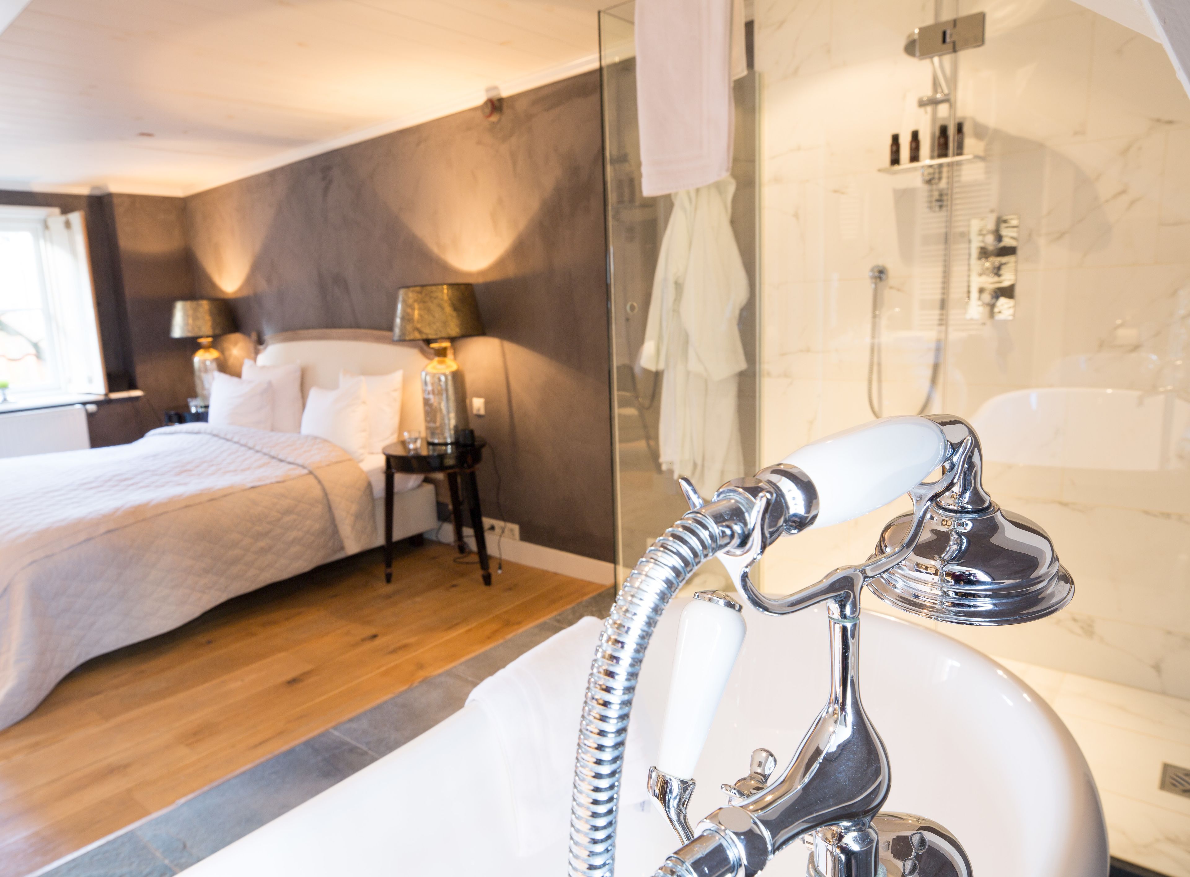 Suite, 1 Tempat Tidur King | Seprai premium, selimut bulu angsa, brankas, dan didekorasi berbeda-beda