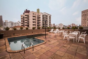 Alberca al aire libre y camastros 