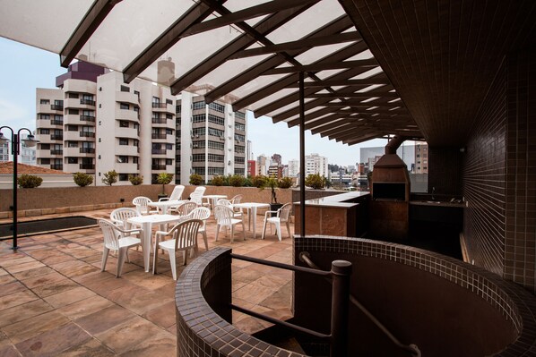 Alberca al aire libre y camastros 