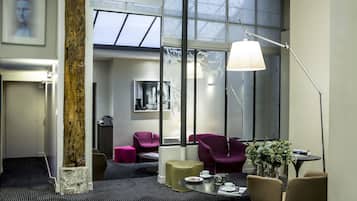 Lobby lounge
