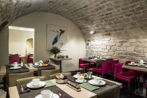 Desayuno buffet diario (EUR 22 por persona)