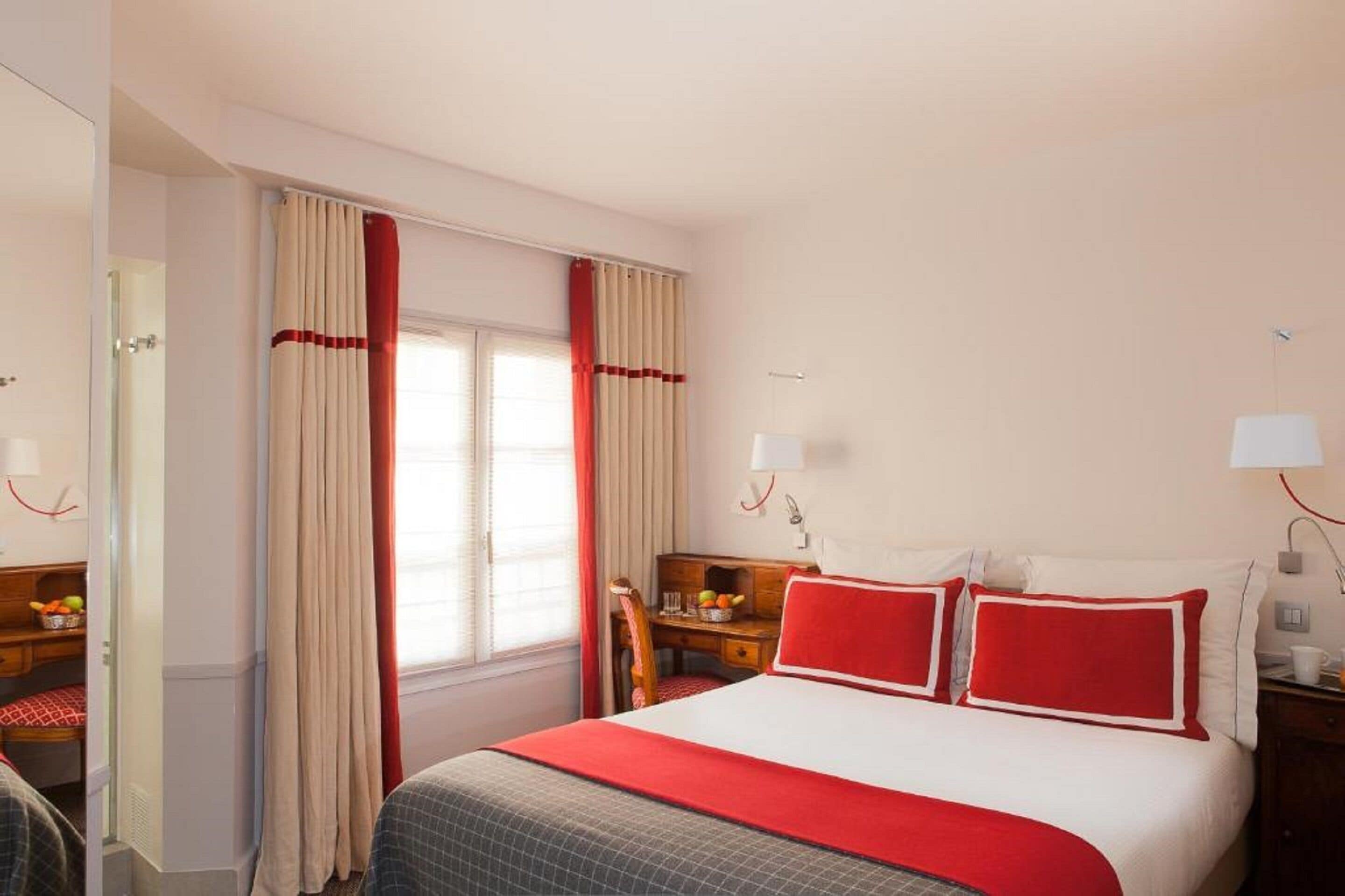 room, courtyard view | premium bedding, in-room safe, desk, free wifi
