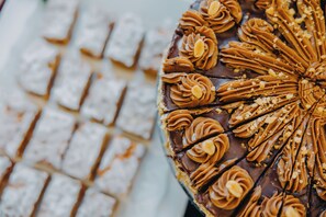 A dessert with caramel and almond toppings. - Hotel Merkur - Czech Leading Hotels (Prague)
