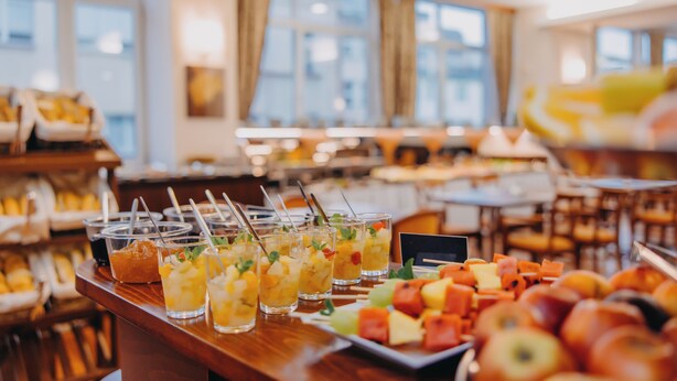 Un buffet proposant une variété de fruits et de boissons.
