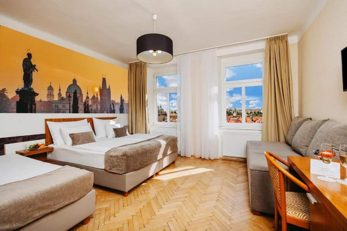 四人房 | 迷你吧、房內夾萬、書桌、手提電腦工作空間