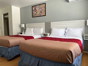 Rom – standard, 2 dobbeltsenger | Skrivebord, skrivebord for bærbar PC, lydisolert og wi-fi (inkludert)