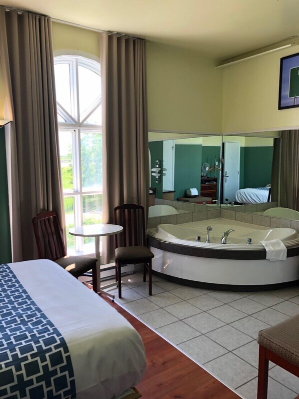 Suite Junior, 1 Tempat Tidur Queen | Meja kerja, ruang kerja ramah laptop, kedap suara, dan Wi-Fi gratis