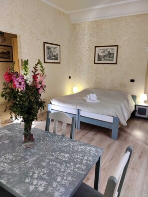 Quadruple Room | In-room safe, rollaway beds, free WiFi, bed sheets - St. Peter's Rooms Rome (Rome)