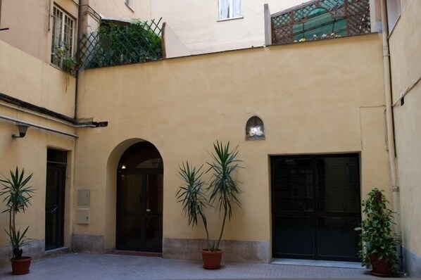 Courtyard - St. Peter's Rooms Rome (Rome)