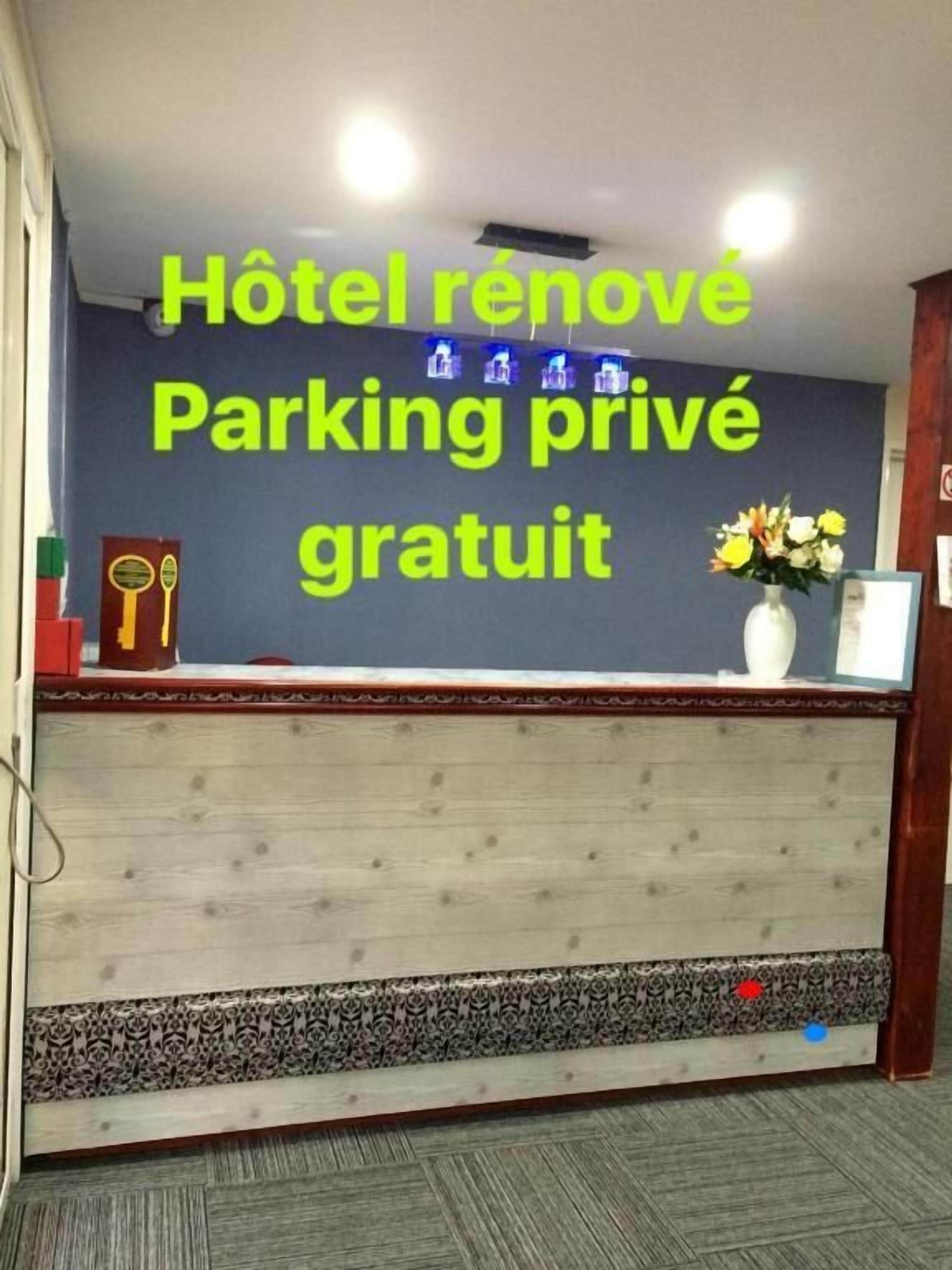 A hotel reception desk with a sign indicating private parking is free.