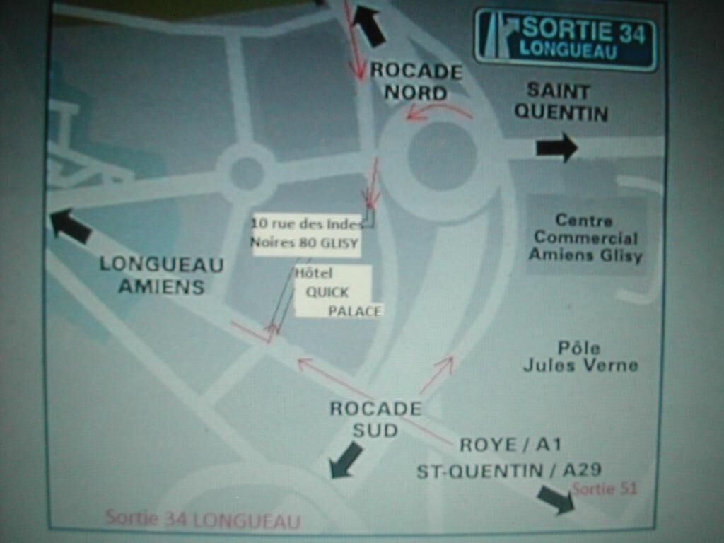 Un mapa con indicaciones hacia diferentes lugares, incluyendo Rocaade Nord, Saint Quentin y Rocaade Sud.