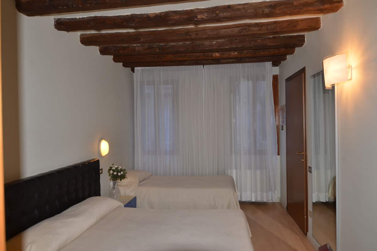 Skrivebord, wi-fi (inkludert) og sengetøy