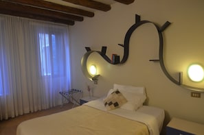 Desk, free WiFi, bed sheets - Piccolo Tiepolo (Venice)