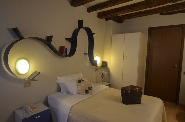 办公桌、免费 WiFi、床单