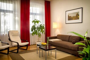 Apartamento Confort (Typ M) | Sala de estar | Una televisión de pantalla plana, una estación de conexión para MP3