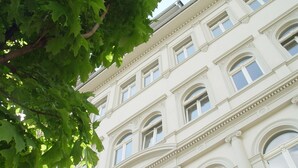A multi-story building with classical architecture, featuring arched windows and decorative moldings. - Aparthotel am Zwinger (Dresden)