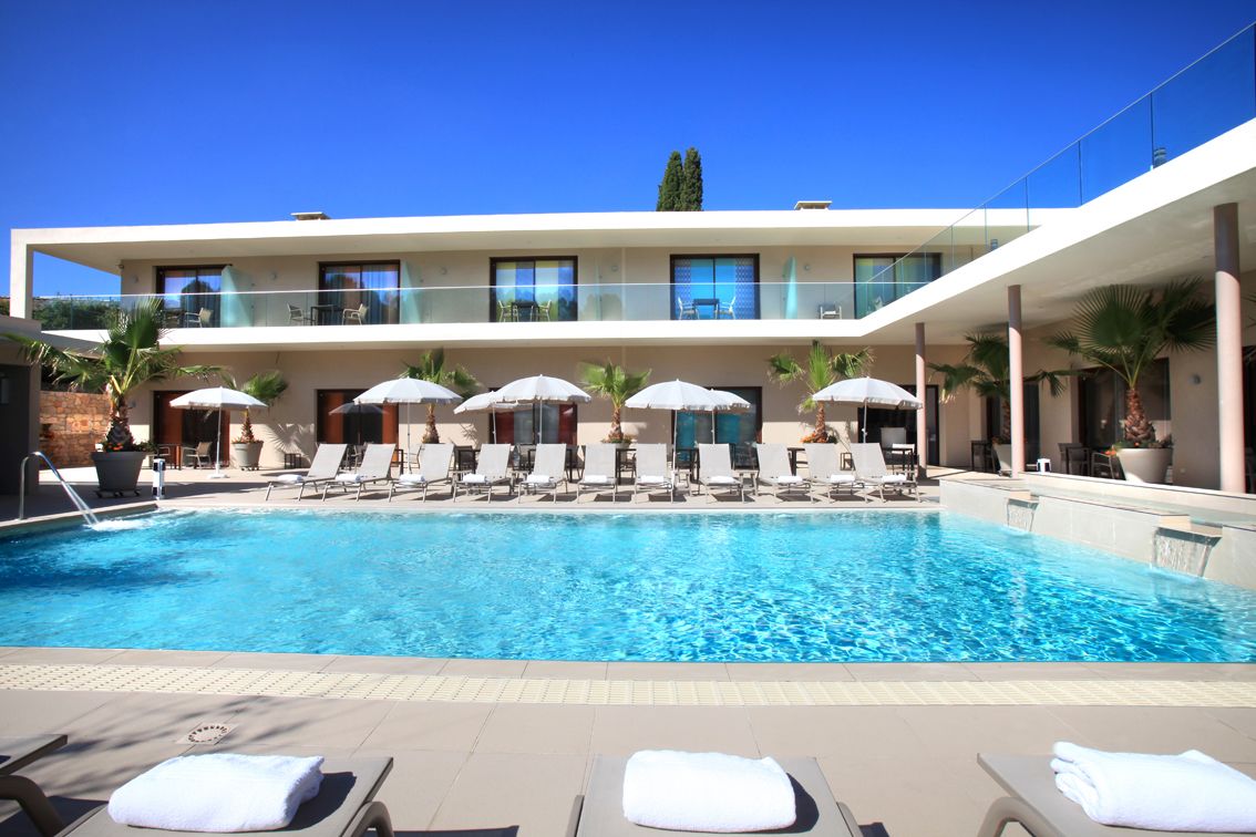 Piscine extérieure (ouverte en saison), chaises longues