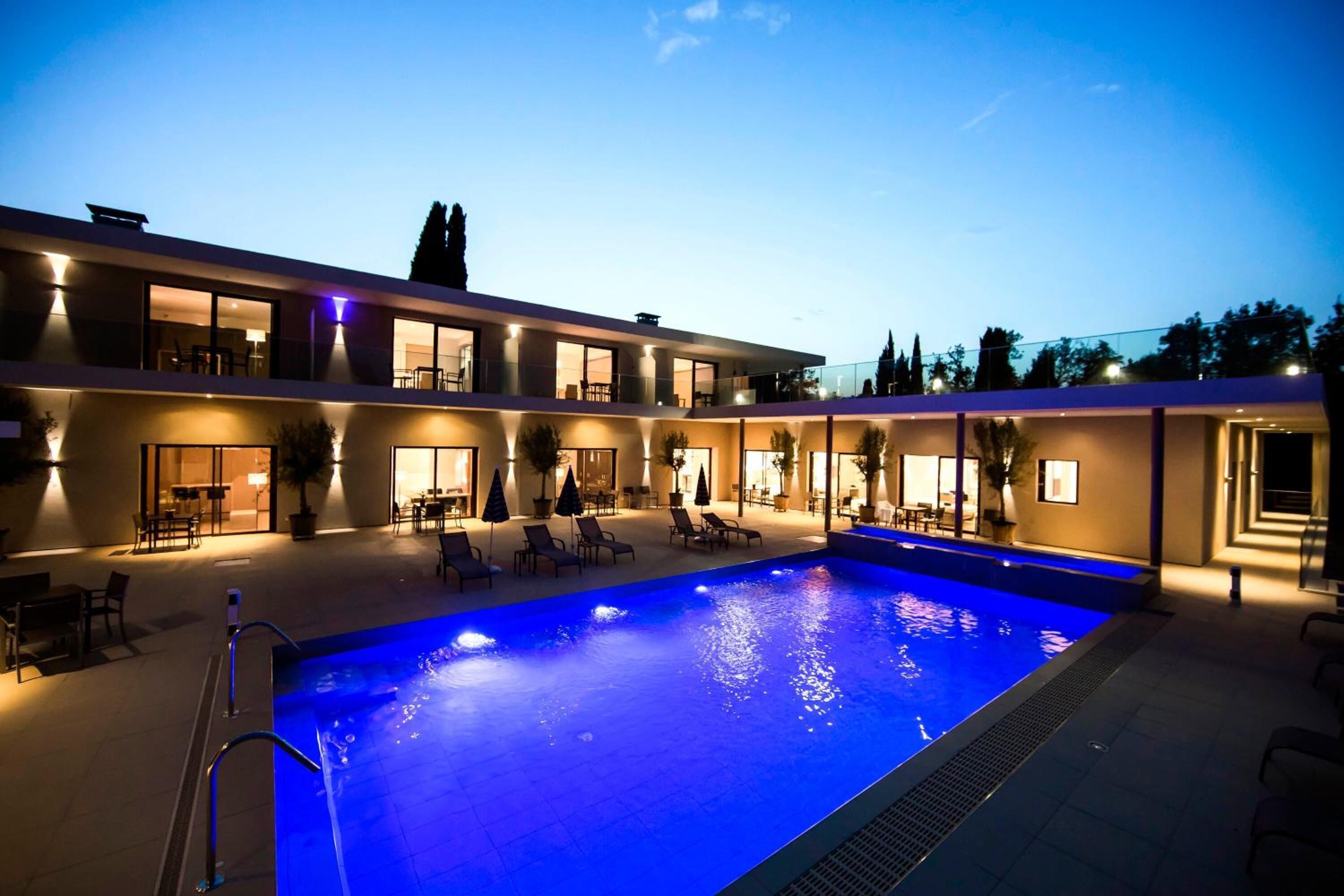 seasonal outdoor pool, pool loungers