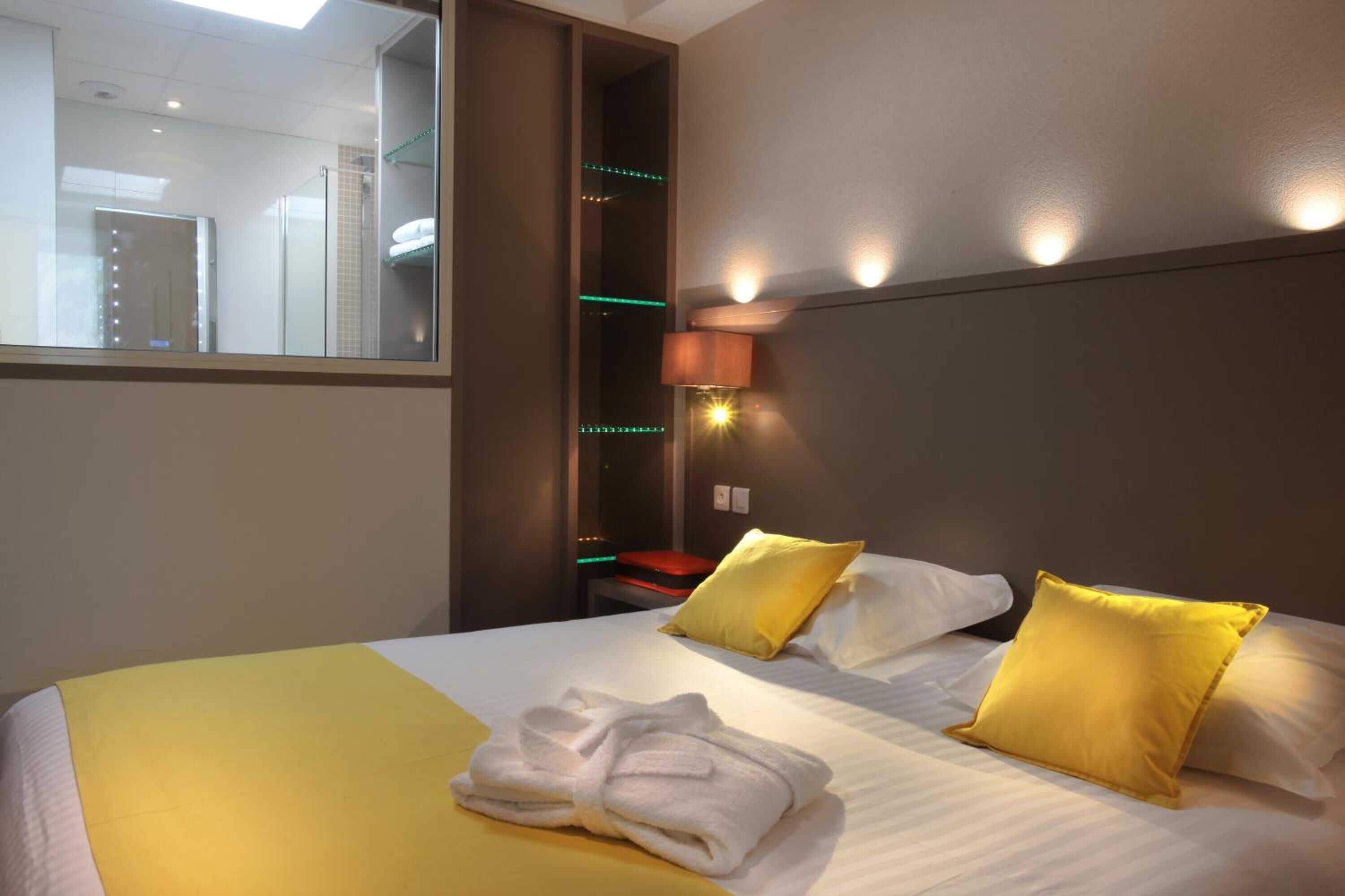 1 bedroom, premium bedding, minibar, in-room safe