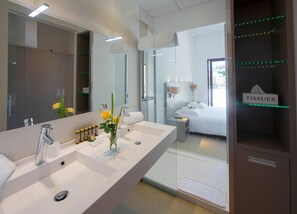Free toiletries, hair dryer, towels - Hotel Seventeen (Valbonne)