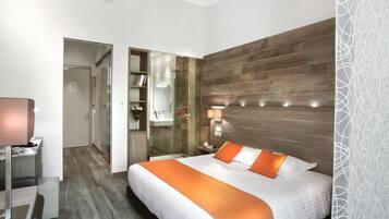 Design Double Room | Peralatan tempat tidur premium, bar mini, peti besi dalam bilik, meja